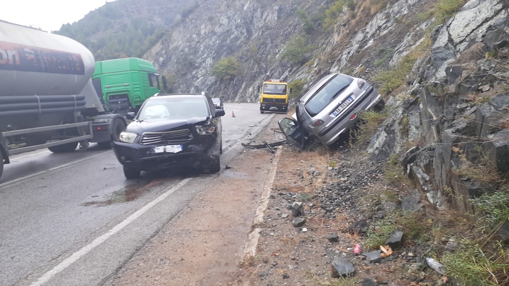 VIDEO/ Aksident në Librazhd, plagoset një person