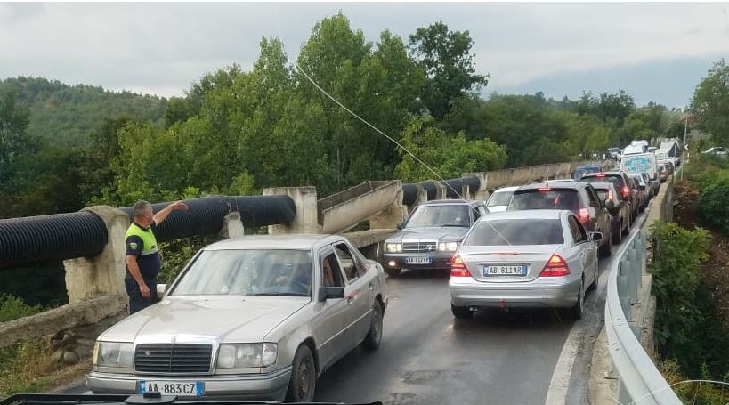 Kamioni përplaset me makinën në aksin Burrel-Klos, plagosen disa persona