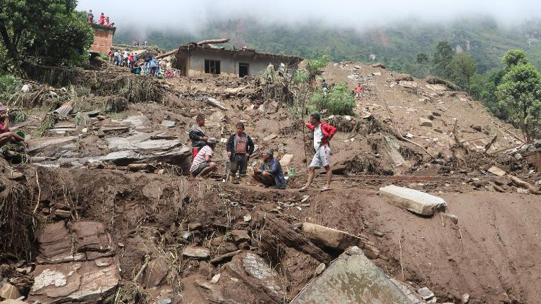 Rrëshqitje dherash, 12 të vdekur dhe dhjetëra të zhdukur në Nepal