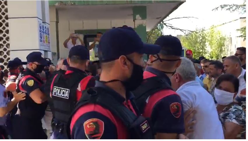 Tensionohet situata në Ballsh, policia hedh gaz lotsjellës për shpërndarjen e protestuesve