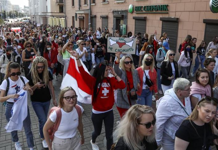 Autoritetet bjelloruse bllokojnë me tela me gjemba sheshin në Minsk, ndalojnë protestuesit