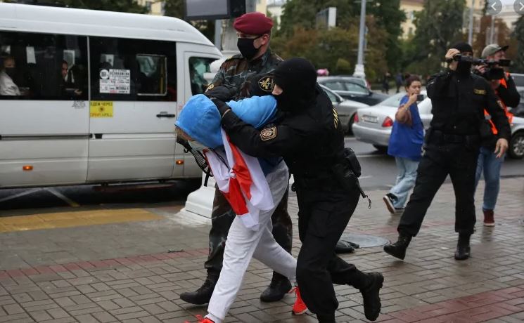 VIDEO/ Vijojnë protestat e dhunshme në Bjellorusi, arrestohen studentët gjatë demonstratës