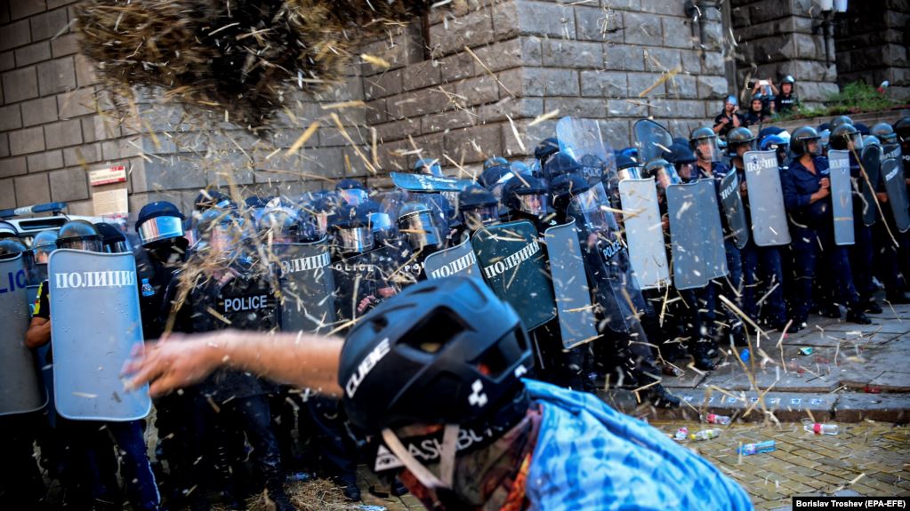 Protesta masive dhe përplasje me policinë, përshkallëzohet kriza politike në Bullgari