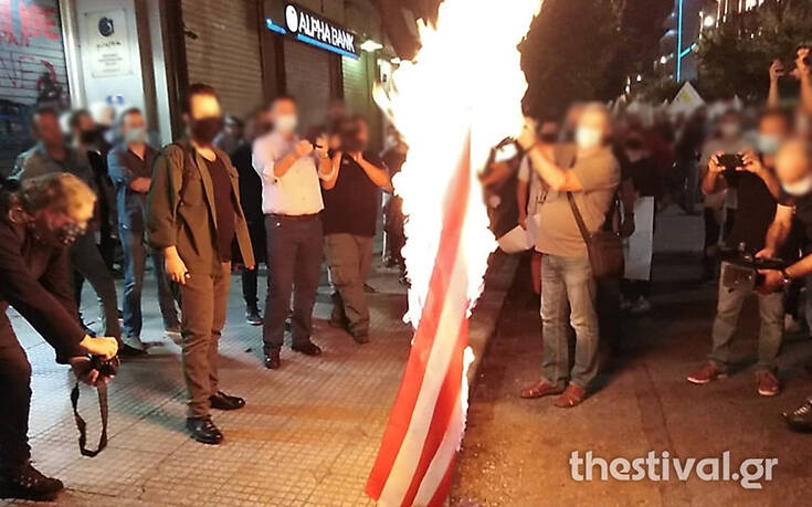 VIDEO/ Vizita e Pompeos në Greqi, shpërthejnë protestat në Athinë, digjet flamuri amerikan