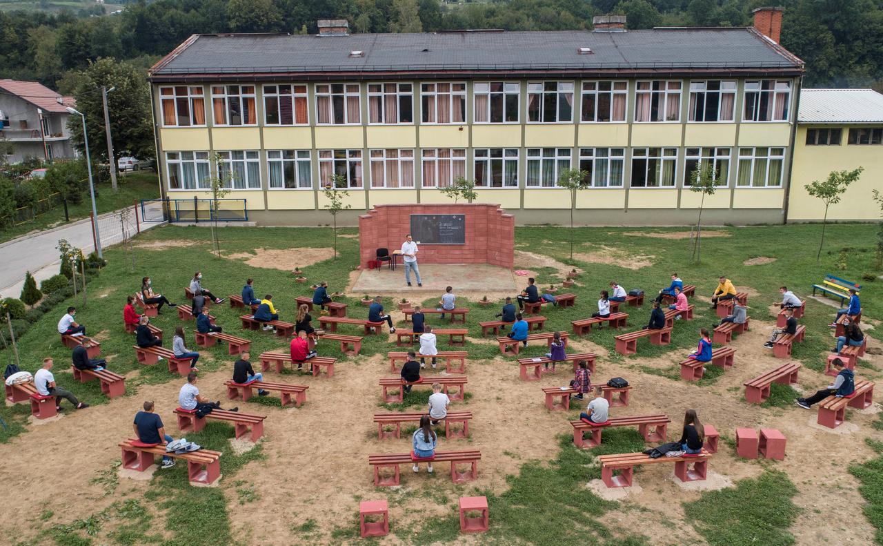 FOTO/ Mbrojtja nga Covid 19,  mësuesit në Bosnjë ndërtojnë klasën në ambient të hapur