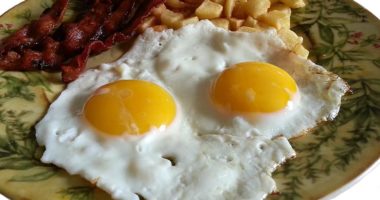 Për çfarë ndihmon ngrënia e një veze në mëngjes