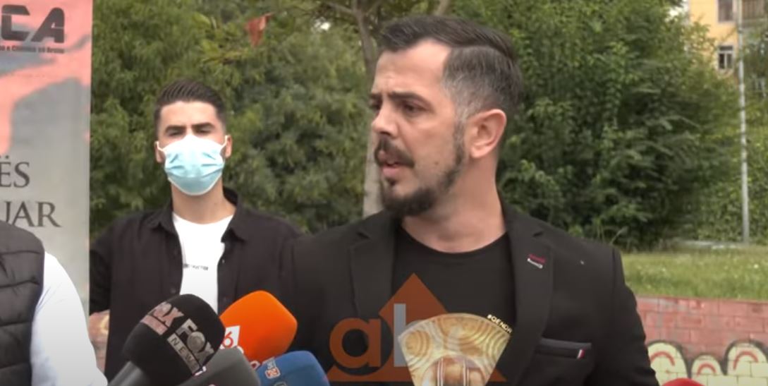 Plagjiaturat e ministrave të Arsimit të Shqipërisë e Kosovës, të rinjtë protestë para ambasadave