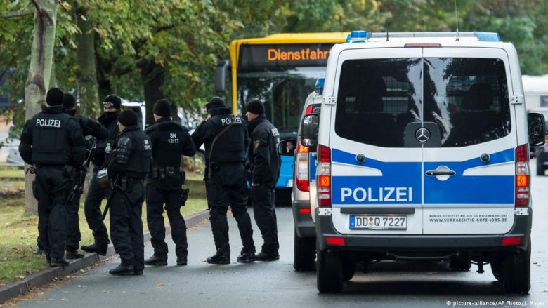 Policia gjermane zbulon plantacionin me kanabis në Paderborn, arrestohet 42-vjeçari shqiptar