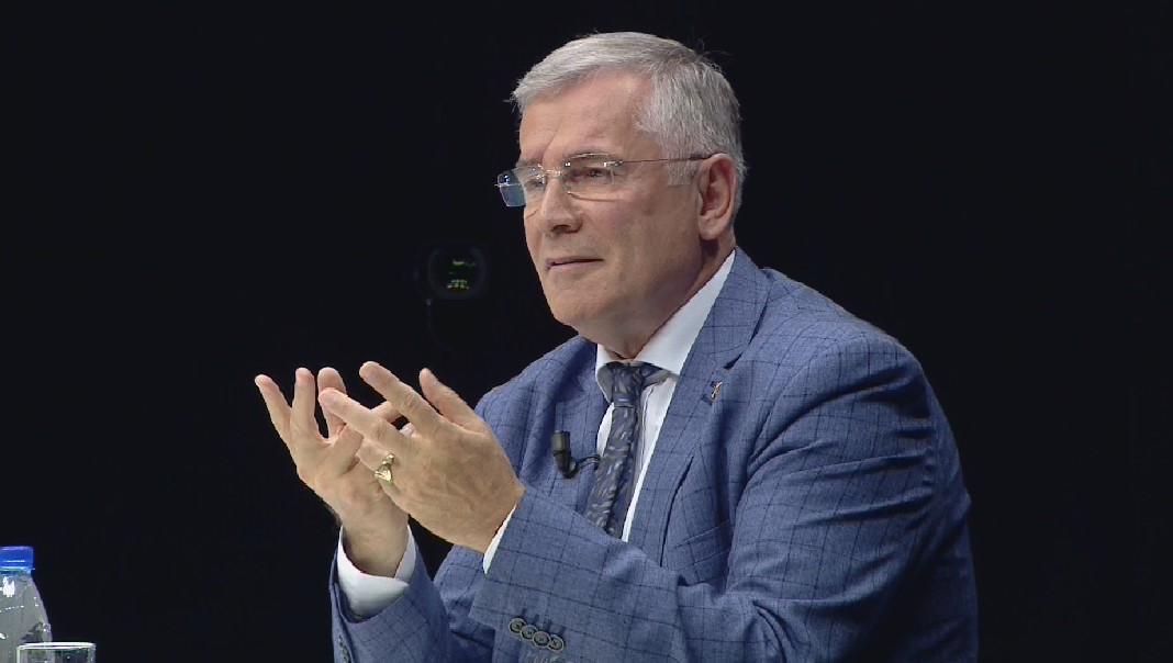 “Intelektualisht thuajse i vdekur”, Fatos Tarifa prej 10 ditësh me COVID-19: Askush nuk mund t’ju ruajë prej tij