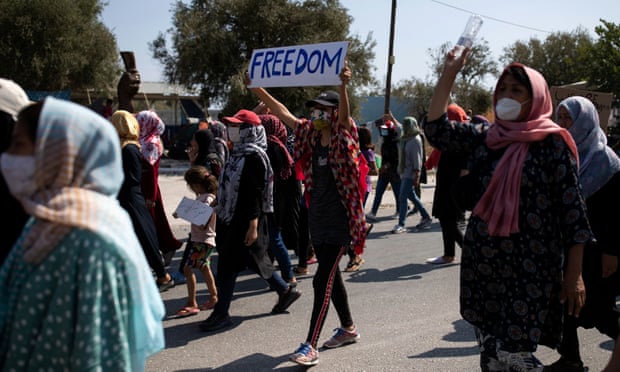Kampi në Lesbos u dogj nga zjarri, 14 refugjatë pozitiv për COVID-19