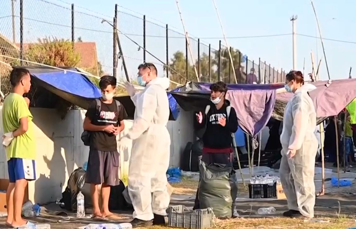 Hiqeshin si punonjës të një organizate joqeveritare, por trafikonin emigrantë në Greqi
