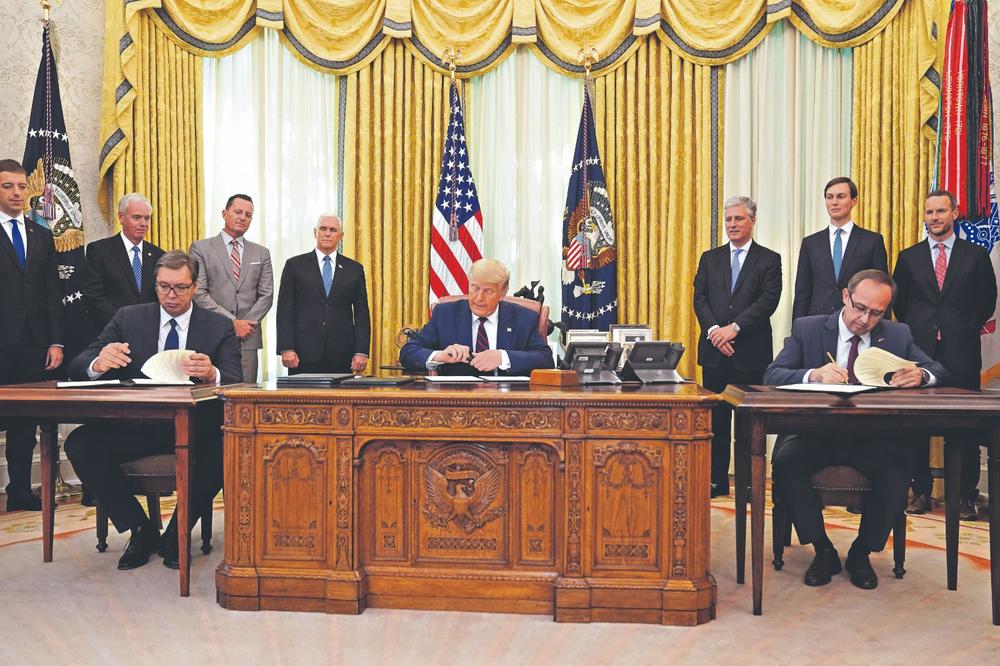 Fotoja e vitit! Momenti kur Trump, Hoti dhe Vuçiç firmosin paktin