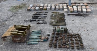 Predha, granata dhe automatikë: Kapet një arsenal ushtarak pranë kufirit me Shqipërinë