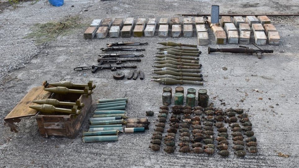 Predha, granata dhe automatikë: Kapet një arsenal ushtarak pranë kufirit me Shqipërinë