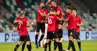 FOTO/ Rikthehet luftëtari kuqezi, mesfushori zbarkon në Rinas