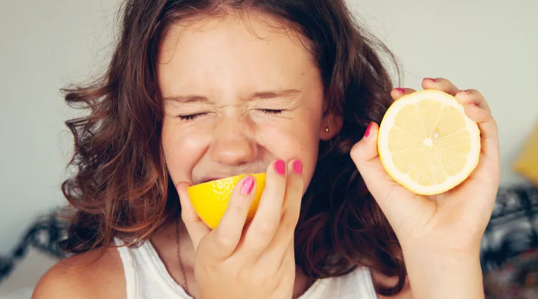 Interesante! Përse rrudhim fytyrën kur kafshojmë limonin