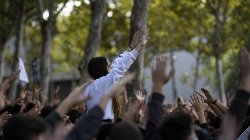 Një pjesë e Madridit në karantinë, qytetarët protestojnë kundër masave të Covid-19