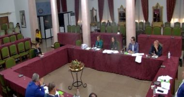 “Ti vlen”! Ish-ministrja teknike bën bashkë PS-PD, batuta në komision, Gjiknuri i ngrin buzëqeshjen