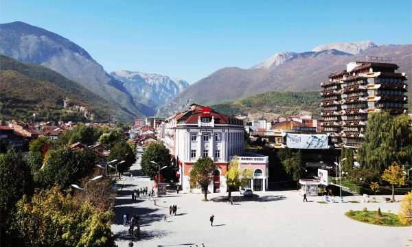 U martua pa dëshirën e familjes, 20-vjeçarja dhunohet nga i shoqi: Vjehrri deshi të më linte shtatzënë