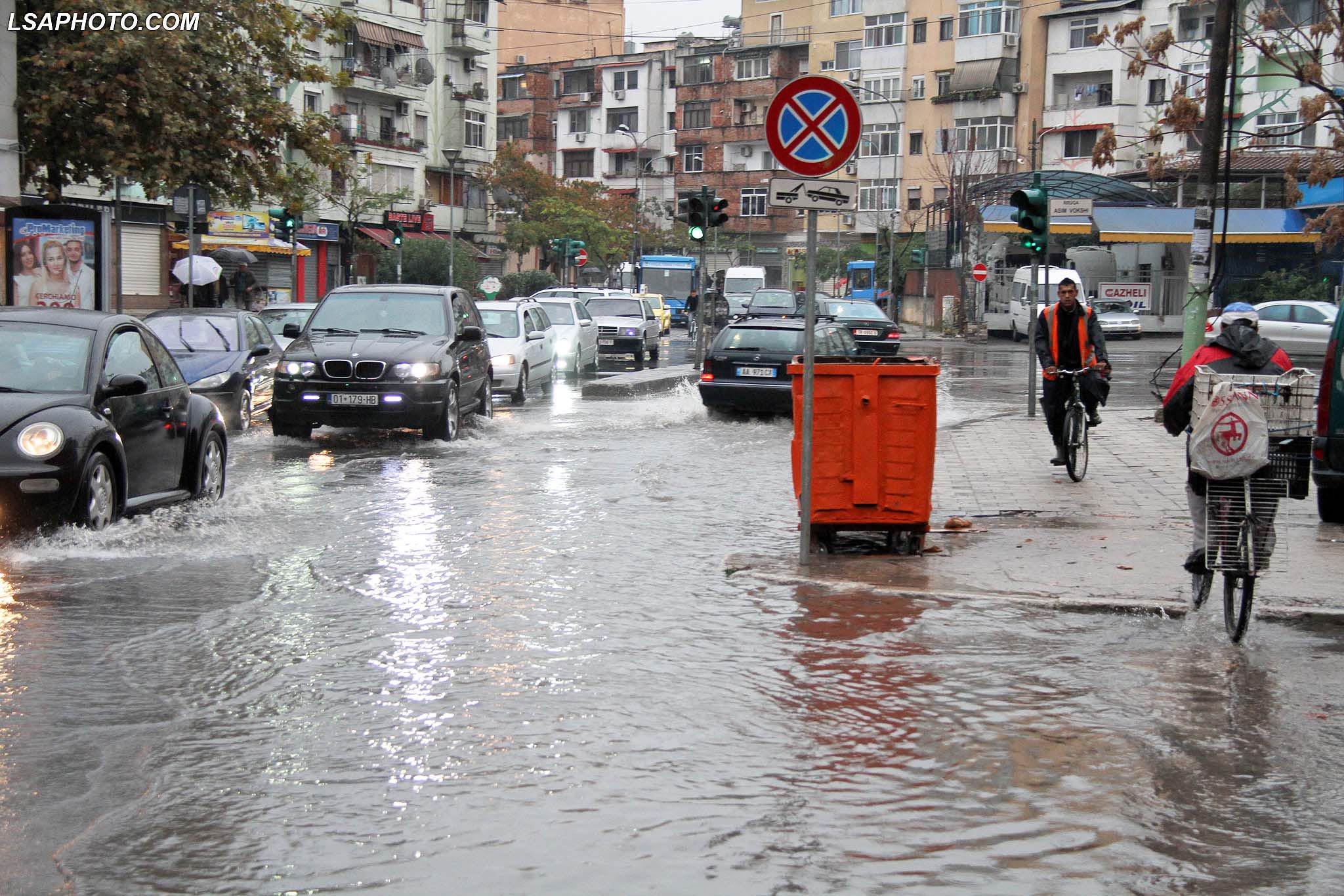 AKMC letër pesë prefekturave: Në fundjavë priten përmbytje nga reshjet e shiut! Merrni masa