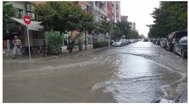 Reshjet e shiut shkaktojnë përmbytje edhe në Durrës, pak minuta shi “paralizojnë” qarkullimin