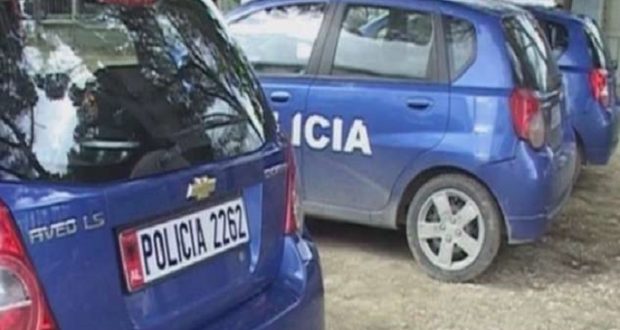 Vodhi dyqanin dhe kërcënoi vajzën e pronarit, arrestohet 31-vjeçari