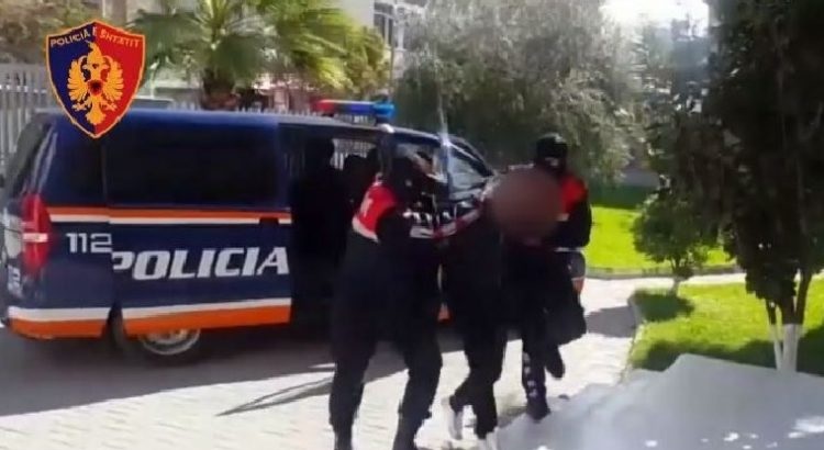 Hodhi kanabisin sapo pa policinë, të shtëna e plagosje! 6 të arrestuar në Tiranë, i riu i dogji ullishtën fqinjit