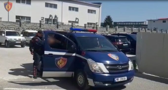 Po transportonte 10 sirianë, në tentativë për t’i ikur policisë 35-vjeçari u rrezikon jetën