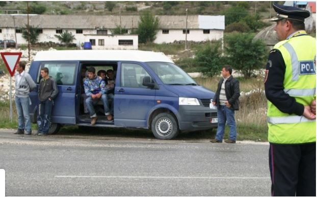 Kapen 12 sirianë në Gjirokastër, policia në ndjekje të trafikantit që i braktisi