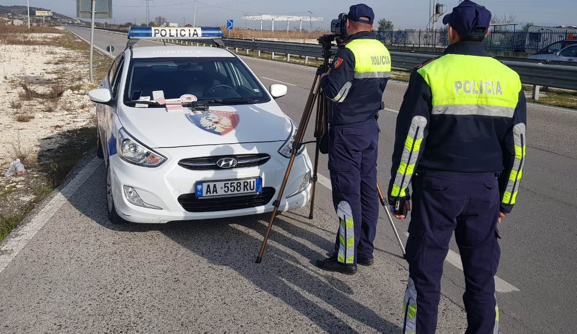 Shkelja e rregullave të qarkullimit, tre shoferë të arrestuar e 35 leje drejtimi të pezulluara në 24 orë