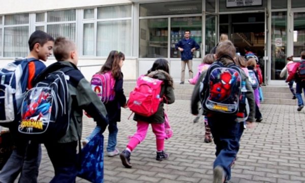 Ministria e Arsimit në Kosovë paralajmëron: Nëse situata përkeqësohet, shkollat mund të mbyllen