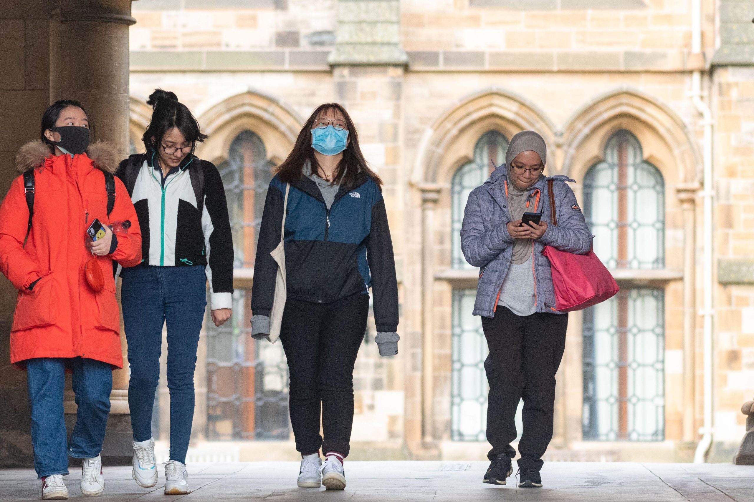 Mijëra studentë “të burgosur” në universitetet britanike dhe skoceze për shkak të koronavirus