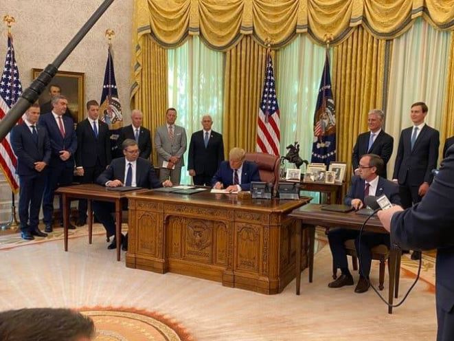 Trump bind Hotin dhe Vuçiç, firmoset marrëveshja Kosovë-Serbi