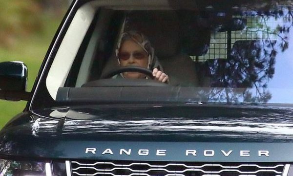 Plot 94-vjeçe, mbretëresha Elizabeth II fotografohet duke drejtuar “Range Rover-in”