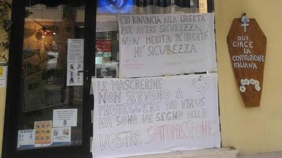 Agjencia imobiliare ndalon hyrjen me maskë: Nuk ju shërbejmë, jeni si dele që nënshtroheni