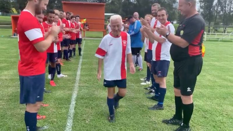 Futbollisti 80-vjeçar luan ndeshjen e fundit para se të dalë në pension