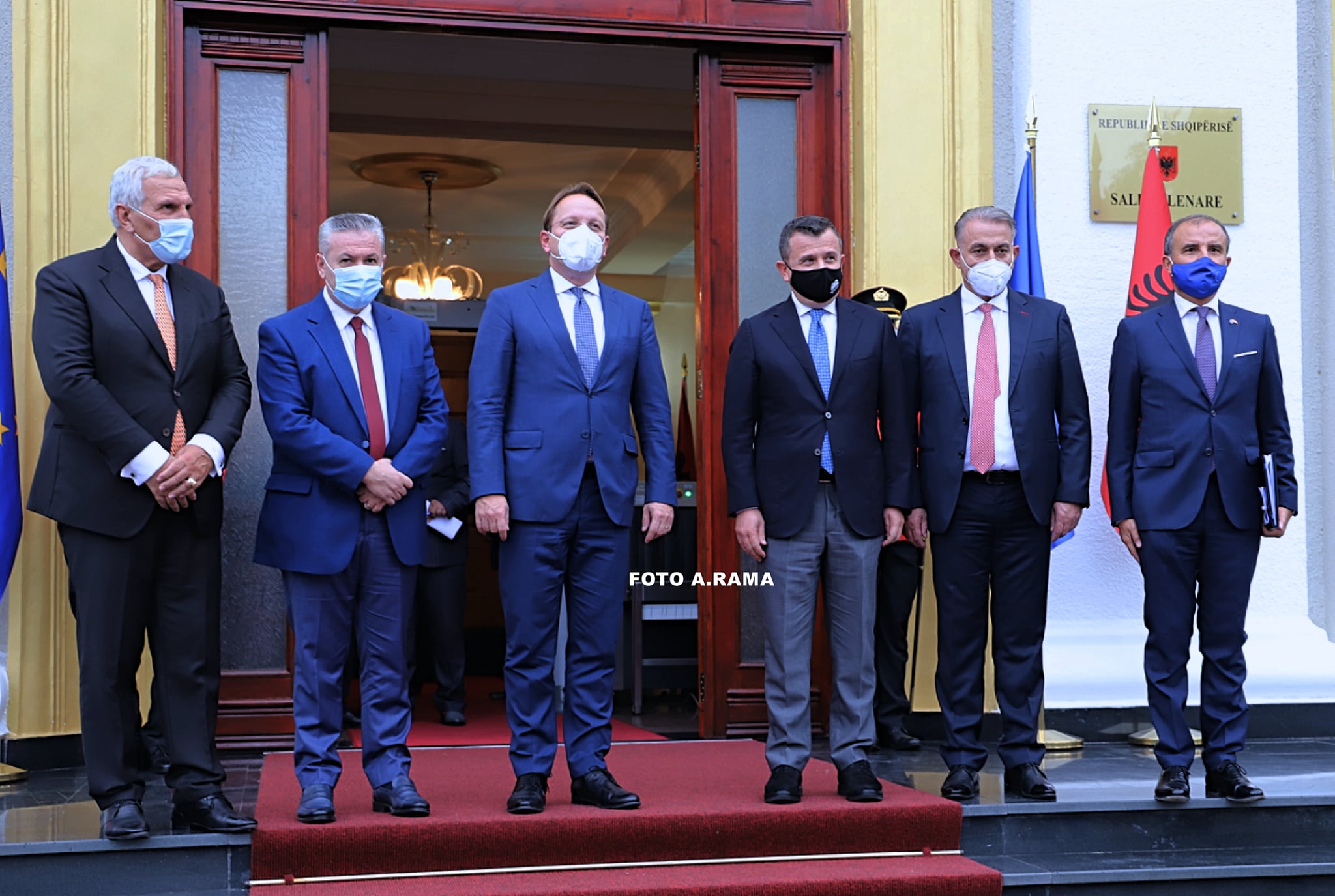 FOTO/ Deputetët pozojnë me komisionerin jashtë Kuvendit, Alimadhi pëshëndet me grusht