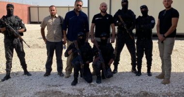 Me maska dhe automatikë, del fotoja e skuadrës që nxorri shqiptarët nga “Al Hol”