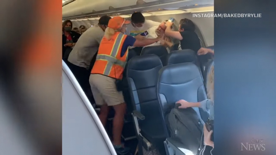 VIDEO/ Pasagjerët sherr ‘prej flokësh’ në aeroplan, shkaku lidhet me maskën