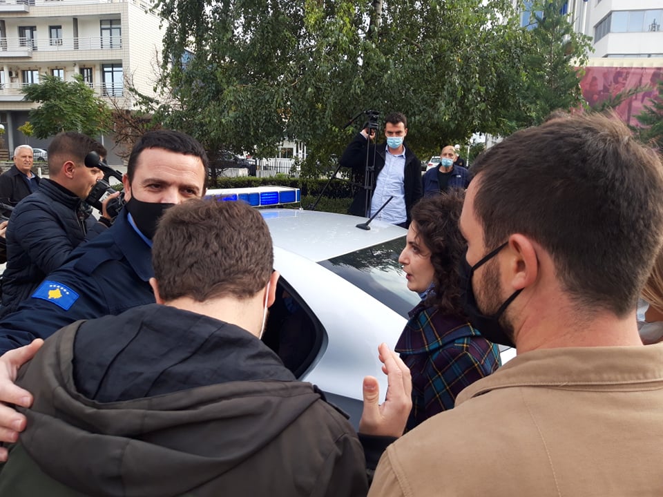 Dalin pamjet, policia në Kosovë arreston dy zyrtarë të PSD-së