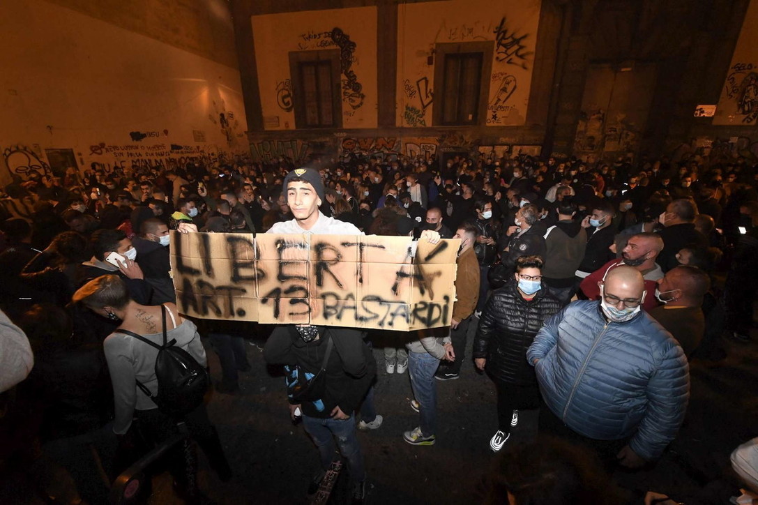 Protestat për kufizimet anti-Covid në Napoli, De Luca: Vijojmë me masat siç na e kërkon detyra