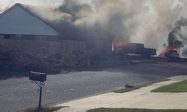Avioni ushtarak rrëzohet mbi një shtëpi në Alabama, viktima dhe makina të djegura