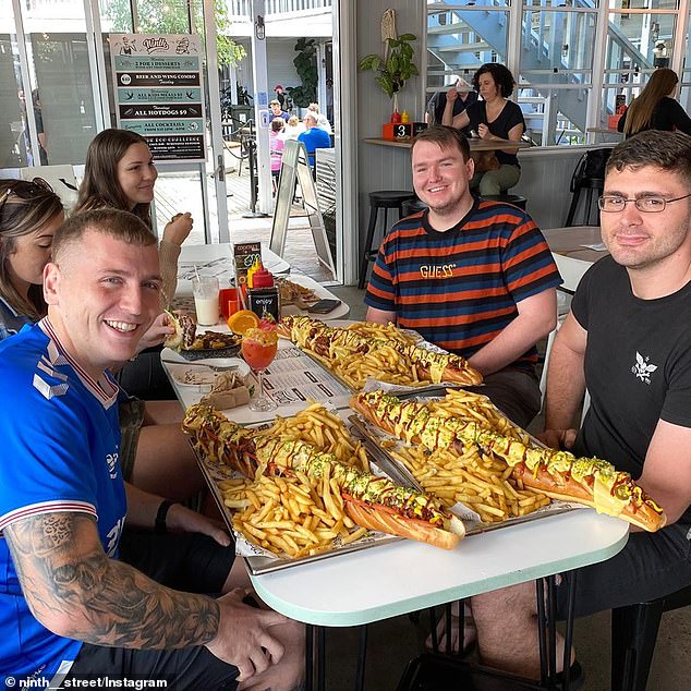 Restoranti sfidon klientët me një hot dog 3 kg