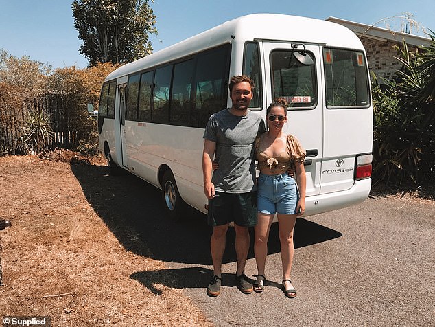 Të jetosh ëndrrën! Çifti shndërron autobusin në një “shtëpi me rrota”