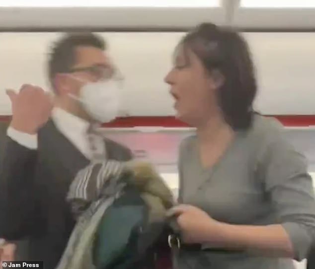 Gruaja “shpërthen” në avion: Me ose pa virus të gjithë do vdesin një ditë