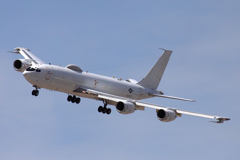 Trump me Covid, ngrihen në qiell avionët e ditës së “Fundit të Botës”