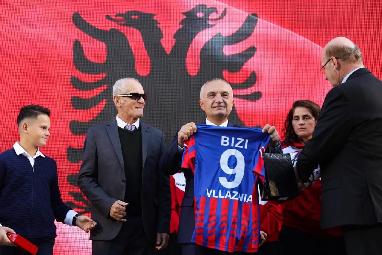 “Beckenbauer i Shqipërisë”, Ilir Meta nderon ish-futbollistin Sabah Bizi