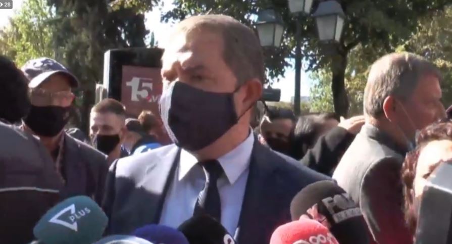 Greek minister Dendias is “welcomed” with protests in Tirana