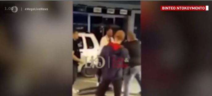Rezistencë! Momenti kur shqiptari tenton t’i rrëmbejë armën policit grek