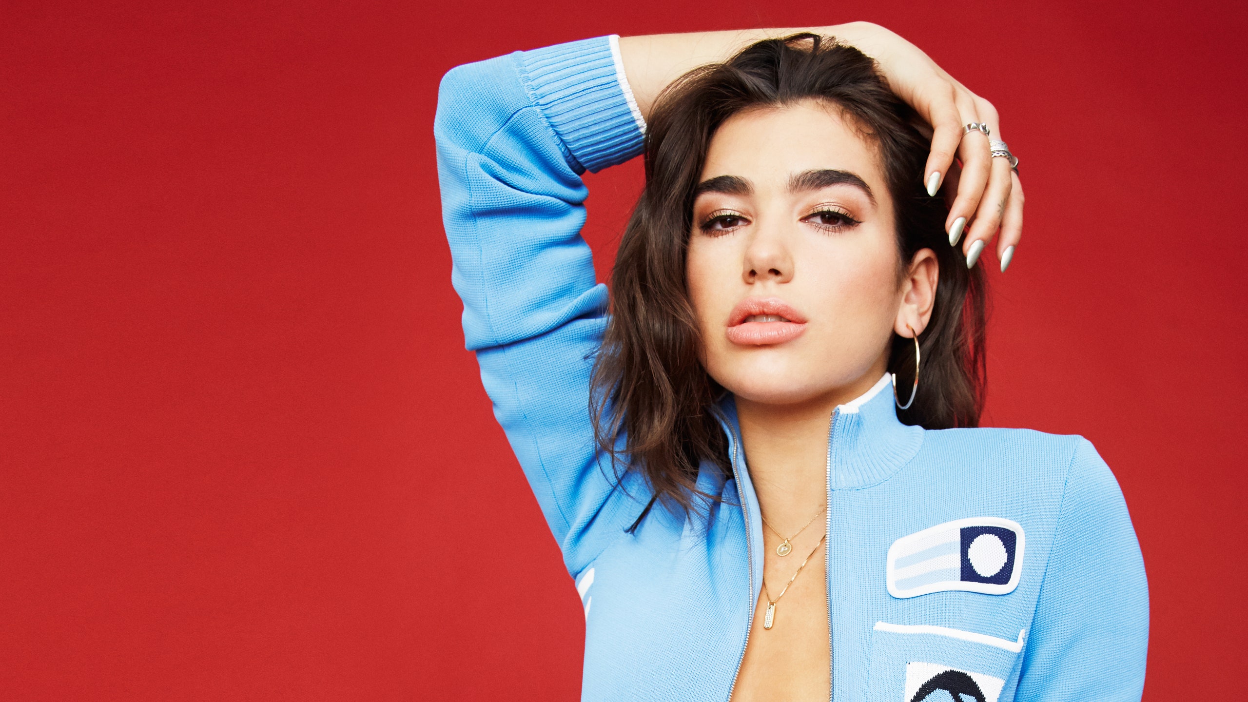 Provokon sërish Dua Lipa, pozon topless në setin e ri fotografik